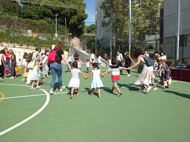 Escola Solc Barcelona – Festa de benvinguda EI3 – 2001 Escola Solc Barcelona - Festa de benvinguda EI3 - 2001