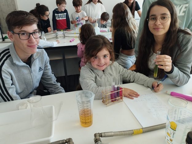 Escola Solc de Barcelona – Laboratori de química Escola Solc de Barcelona - Laboratori de química