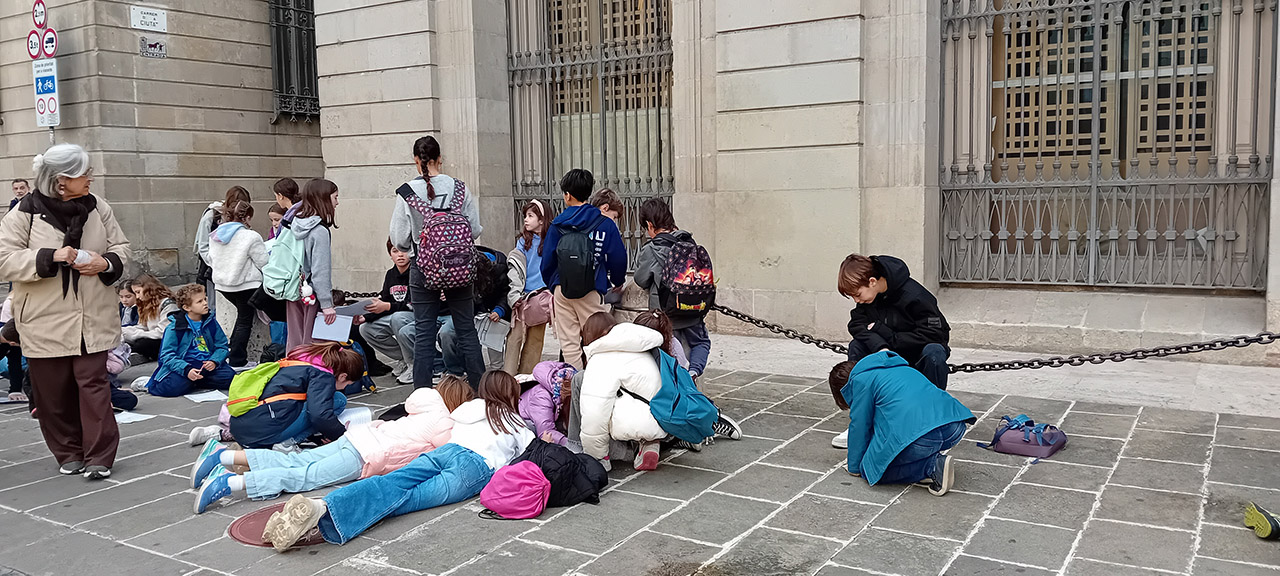 Escola Solc de Barcelona - Sortida per la ciutat acompanyats pels alumnes de 6è